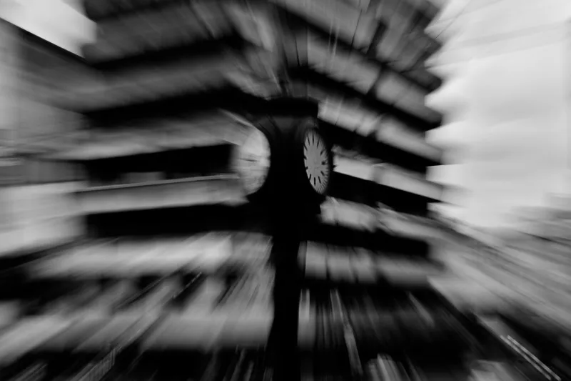 El tiempo que no existe: lo que la física relativista y cuántica revelan sobre nuestra ilusión más cotidiana