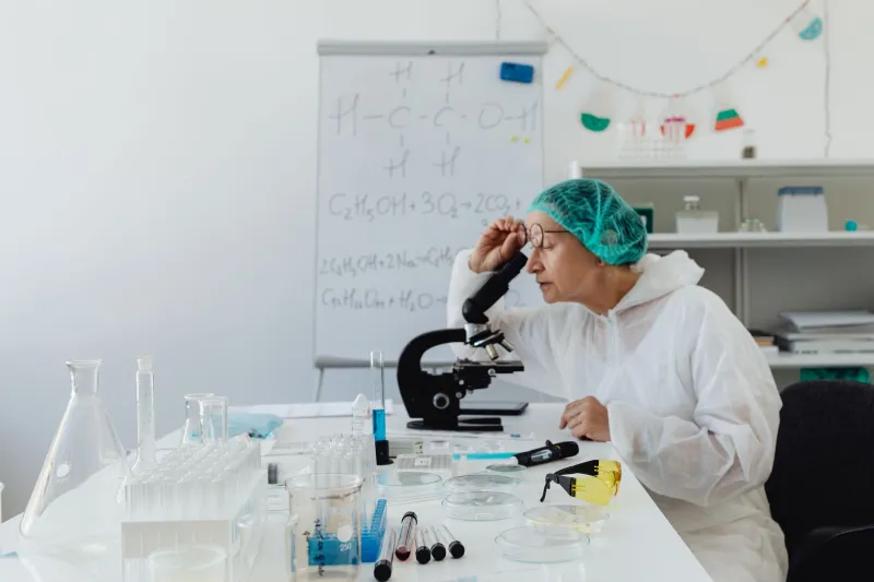 El espejo roto de la ciencia: cuando los valores del investigador distorsionan la verdad