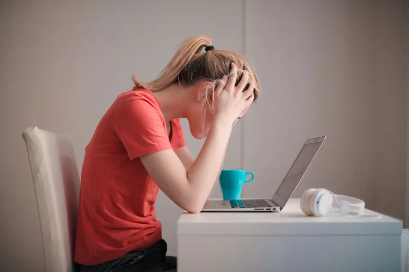 Saber sin aprender: la seductora mentira del experto que se hizo a sí mismo en YouTube
