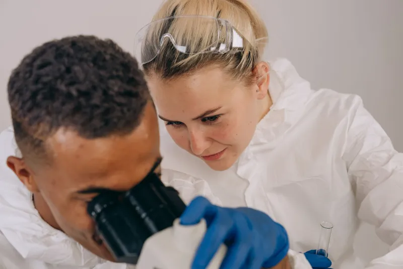 Cuando la ciencia mira con ojos propios: el problema de los sesgos en la investigación